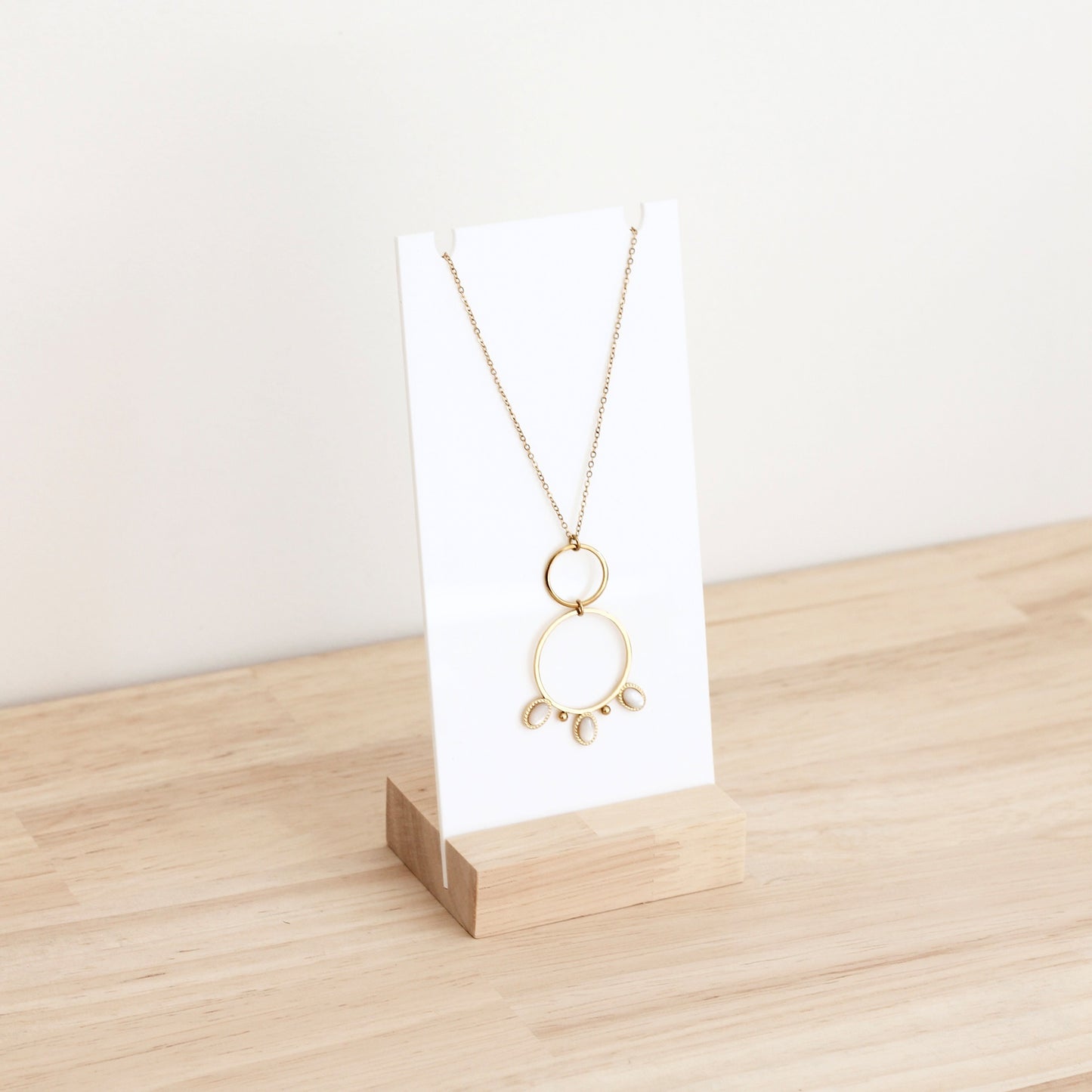 Présentoir à collier, portant Makk Design