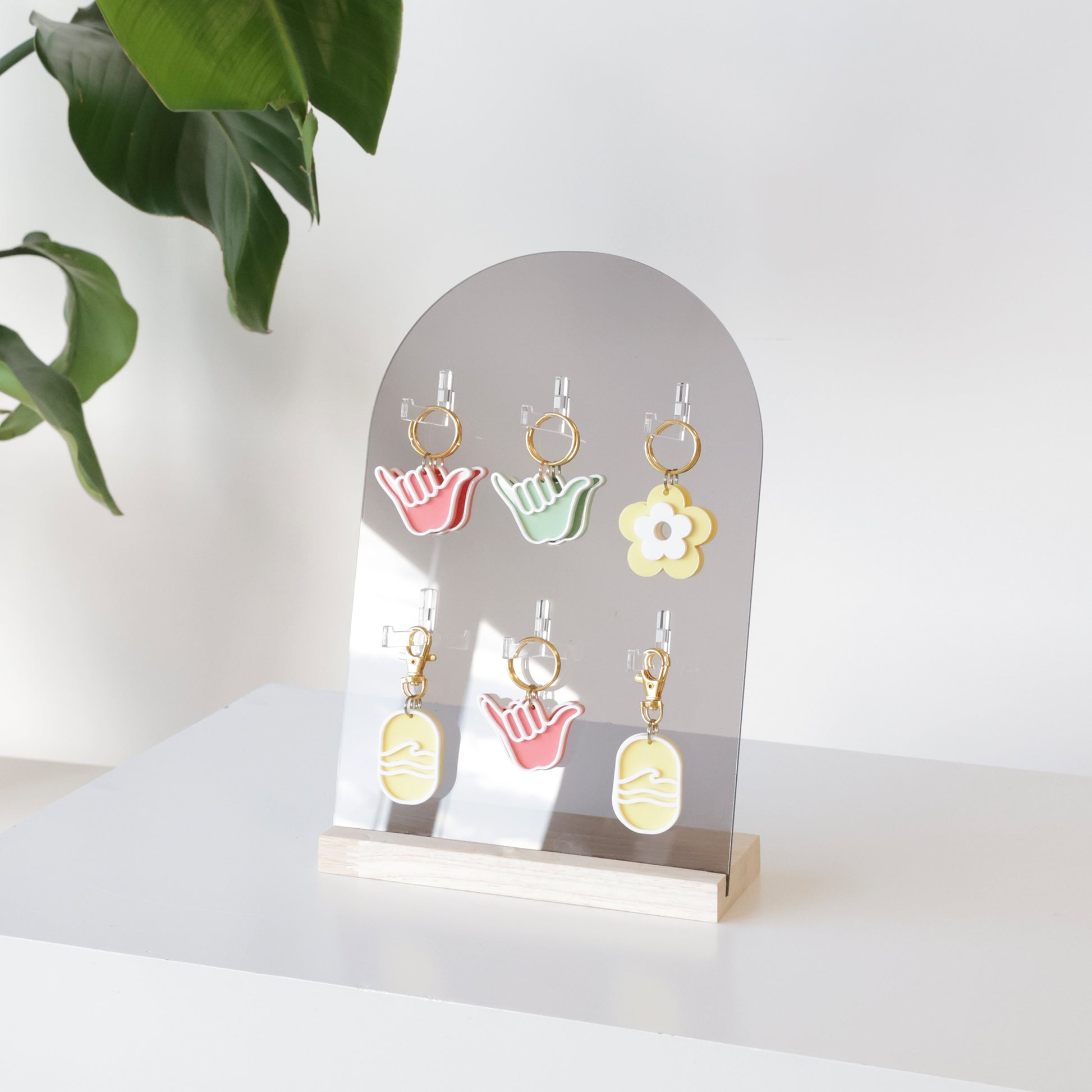 Présentoir pour exposer porte-clés et accessoires, fabriqués en acrylique et bois naturel