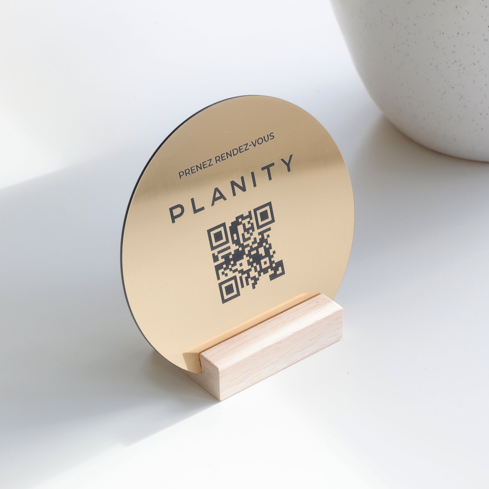 Présentoir QR code pour réservation rapide sur Planity, gravure laser nette, fabriqué en France.