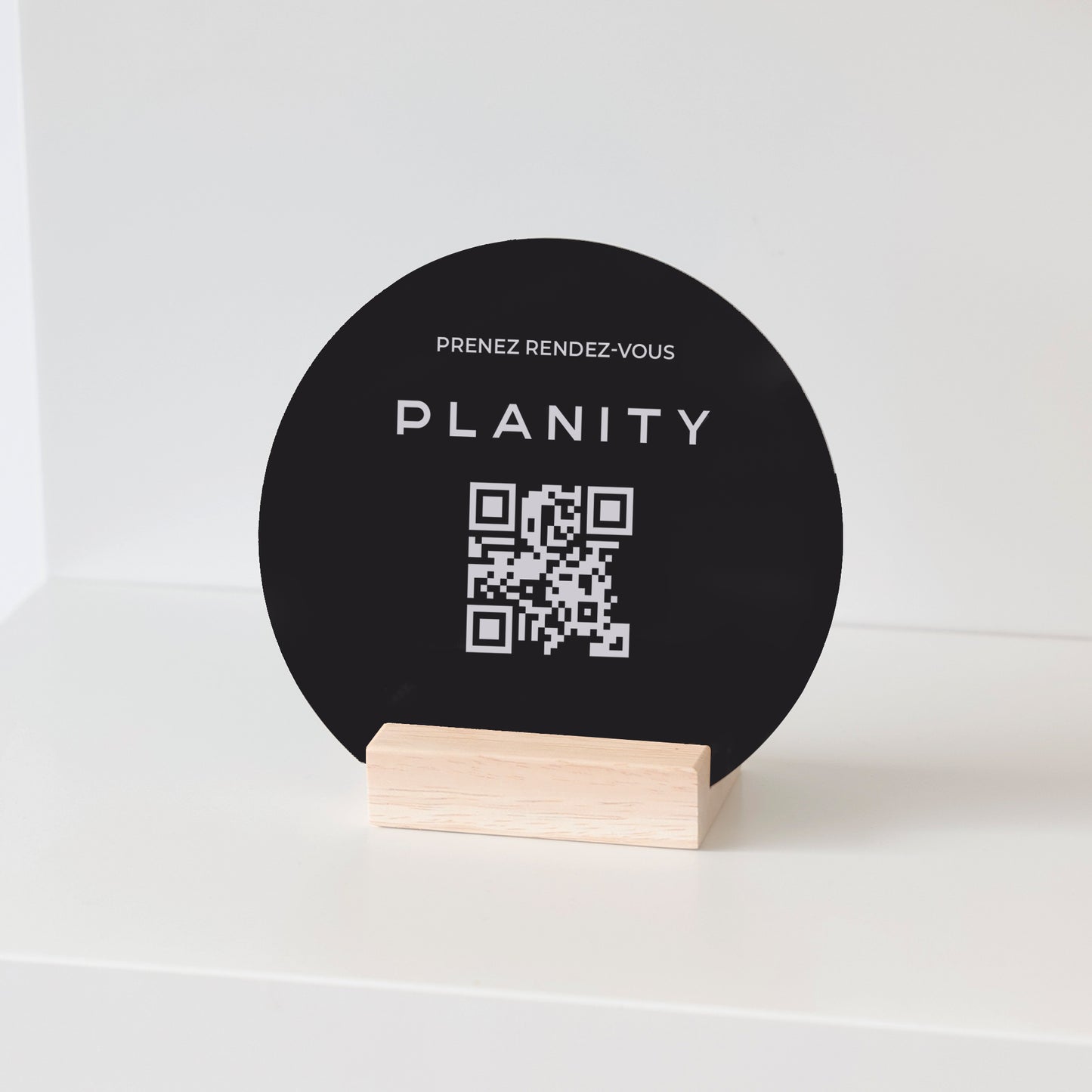 Support moderne pour QR code permettant à vos clients de prendre rendez-vous instantanément.