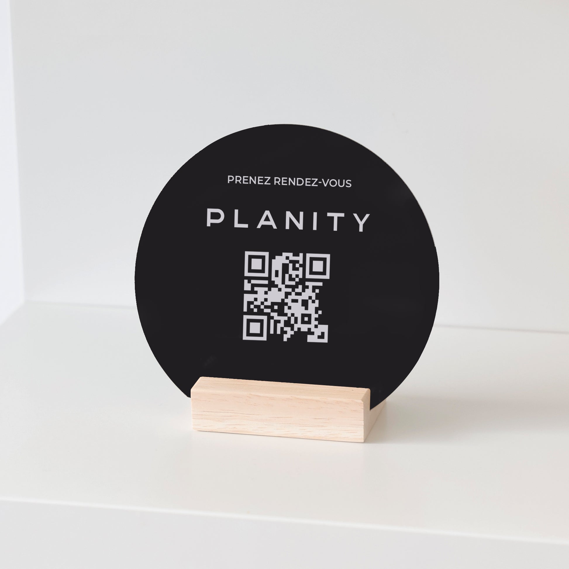 Support moderne pour QR code permettant à vos clients de prendre rendez-vous instantanément.