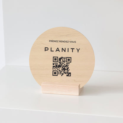 Présentoir en bois avec QR code pratique et élégant, gravé au laser, conçu en France pour optimiser vos rendez-vous.