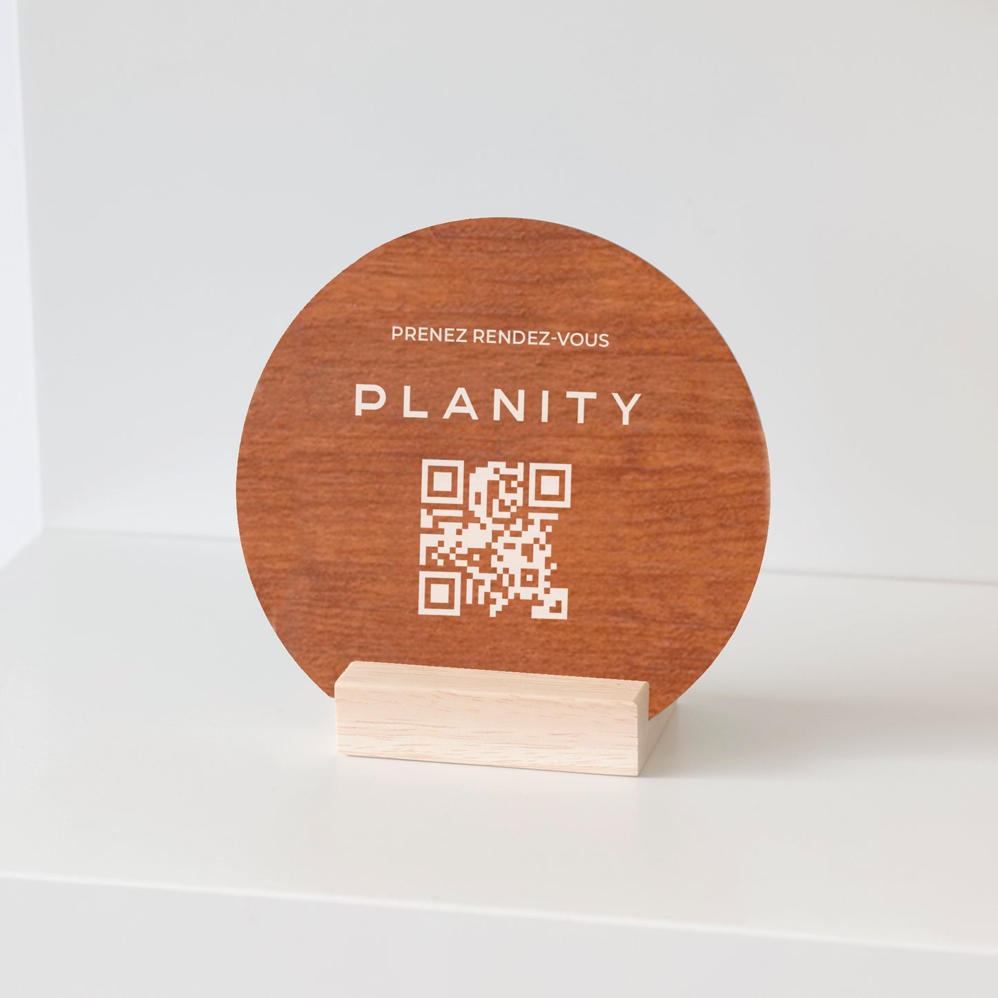 Présentoir design en France avec QR code pour simplifier la prise de rendez-vous en ligne.