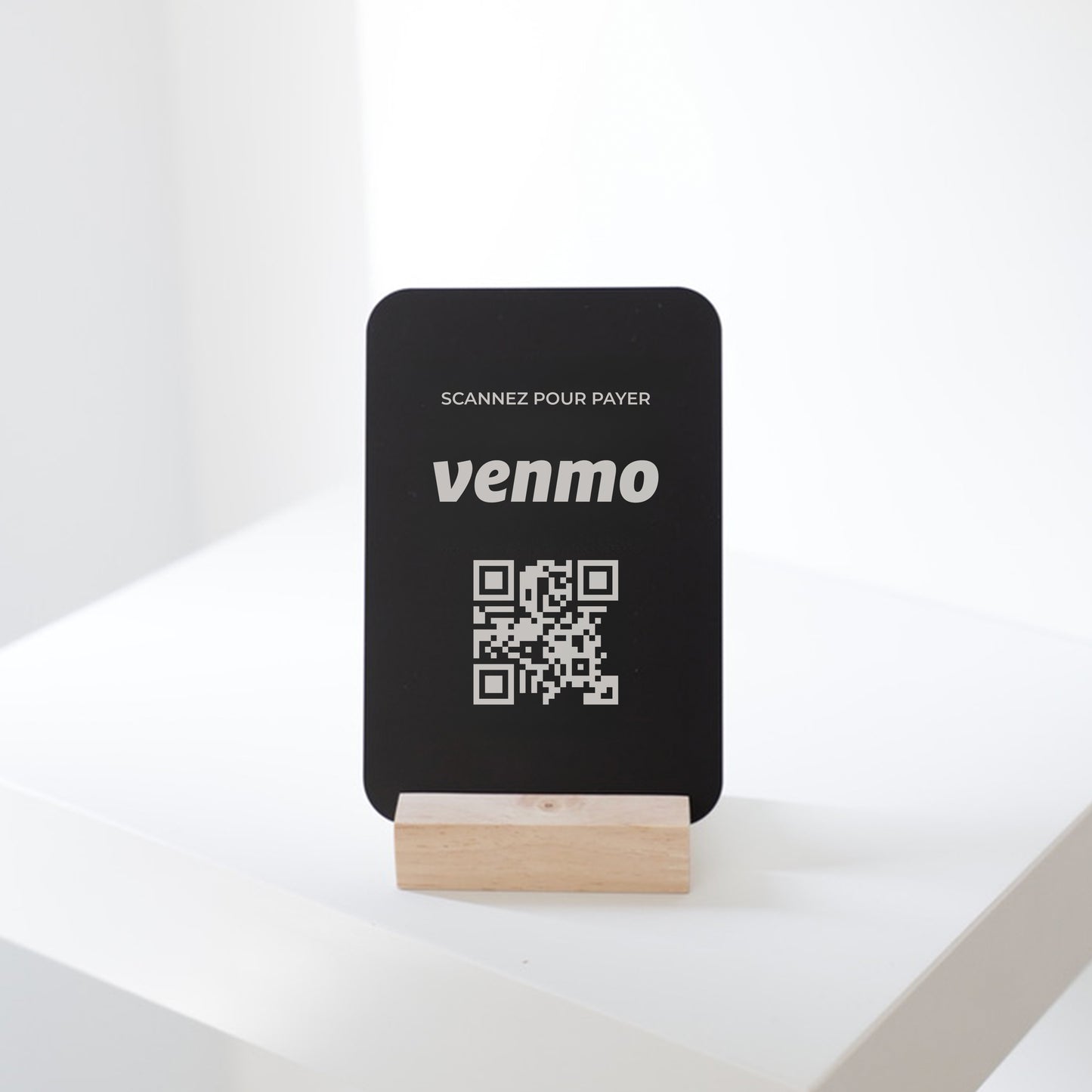Présentoir avec QR code pour le paiement via Venmo, placé sur un comptoir