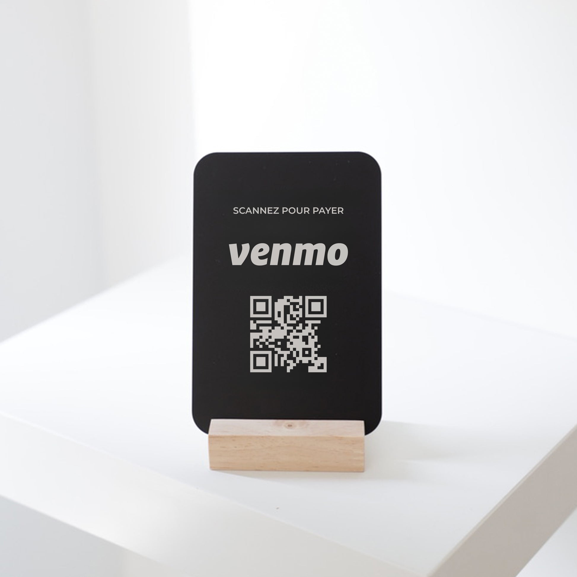 Présentoir avec QR code pour le paiement via Venmo, placé sur un comptoir