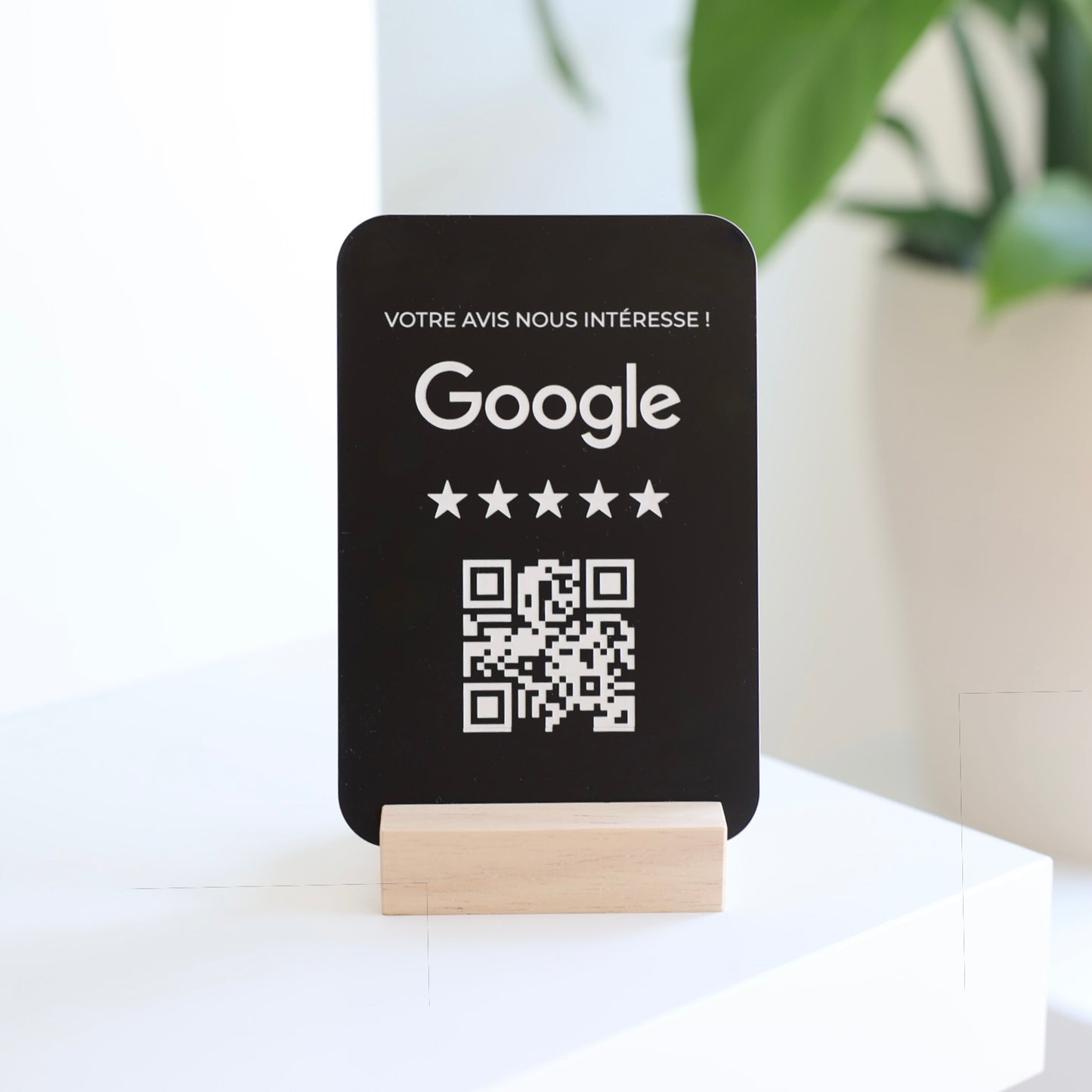 Plaque "Avis Google" gravée au laser sur acrylique noir. Parfaite pour attirer l'œil et inciter vos clients à laisser un retour positif.
QR code personnalisé + message sur mesure.