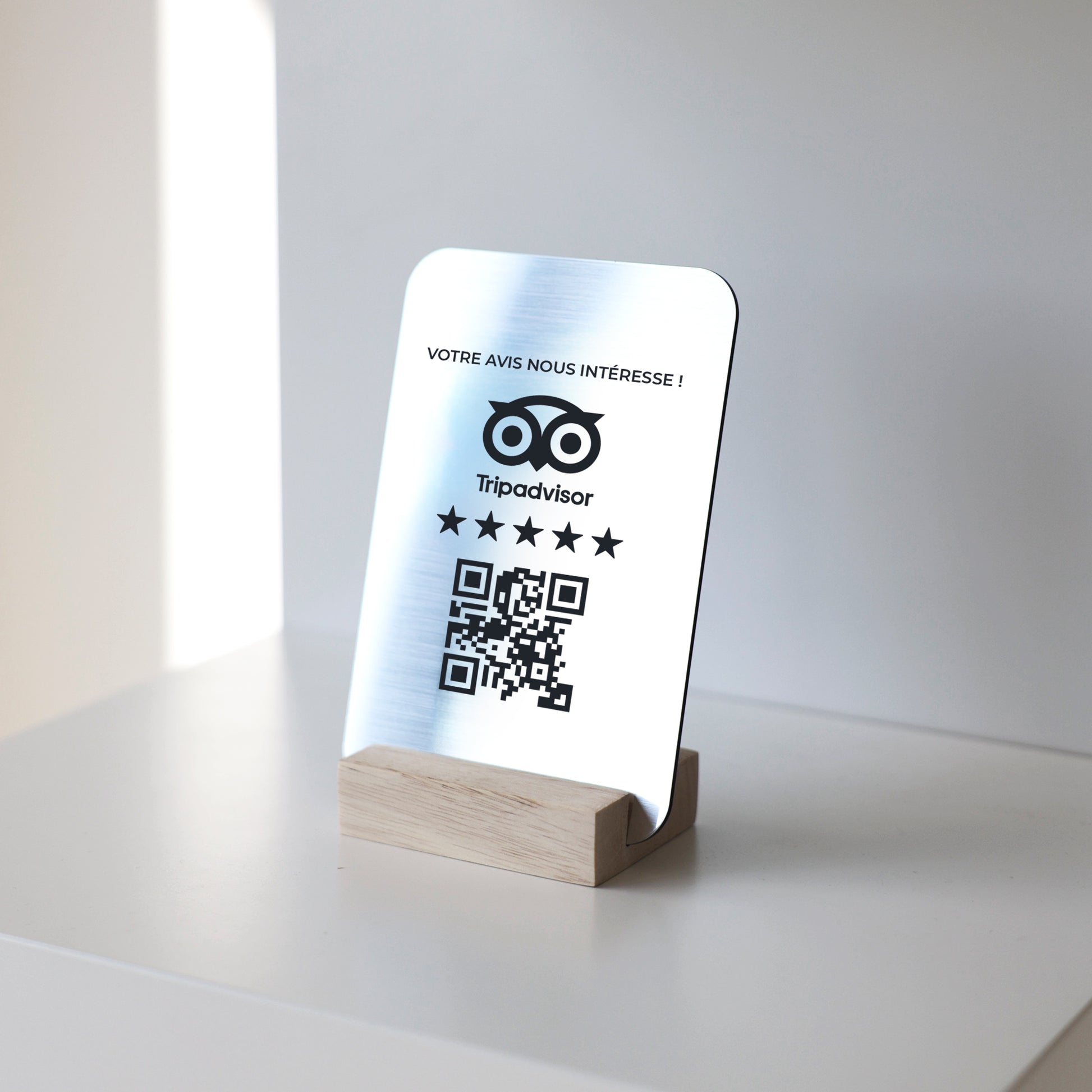 Plaque design et durable pour encourager les avis Tripadvisor de vos clients. Présentoir fabriqué en France.