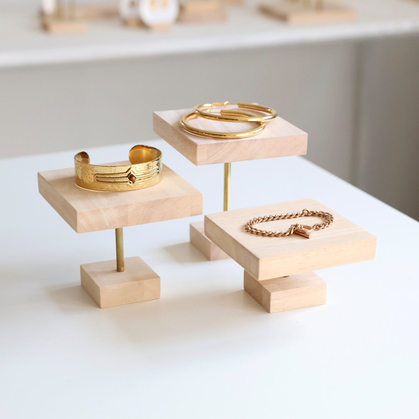 Présentoirs en bois et laiton doré pour les bijoux