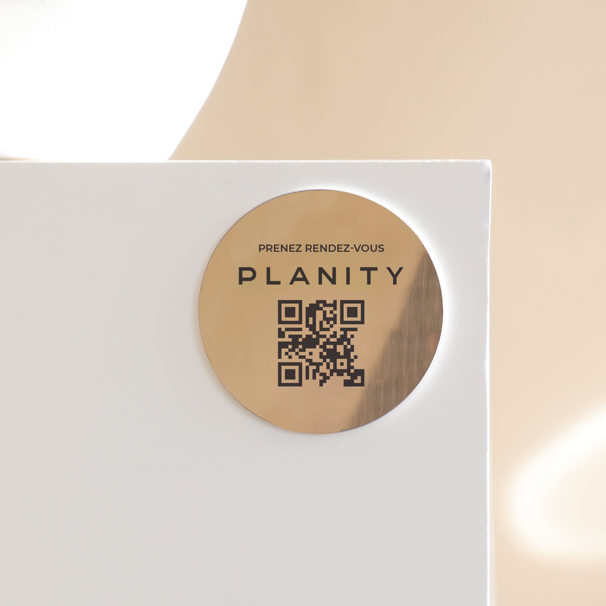 Support autocollant élégant avec QR code permettant à vos clients de prendre rendez-vous rapidement.