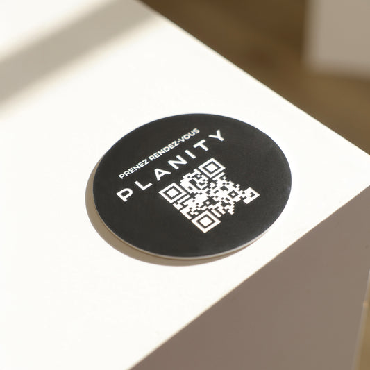 Présentoir QR code autocollant  pour réservation instantanée sur Planity, gravure laser durable, fabriqué en France.
