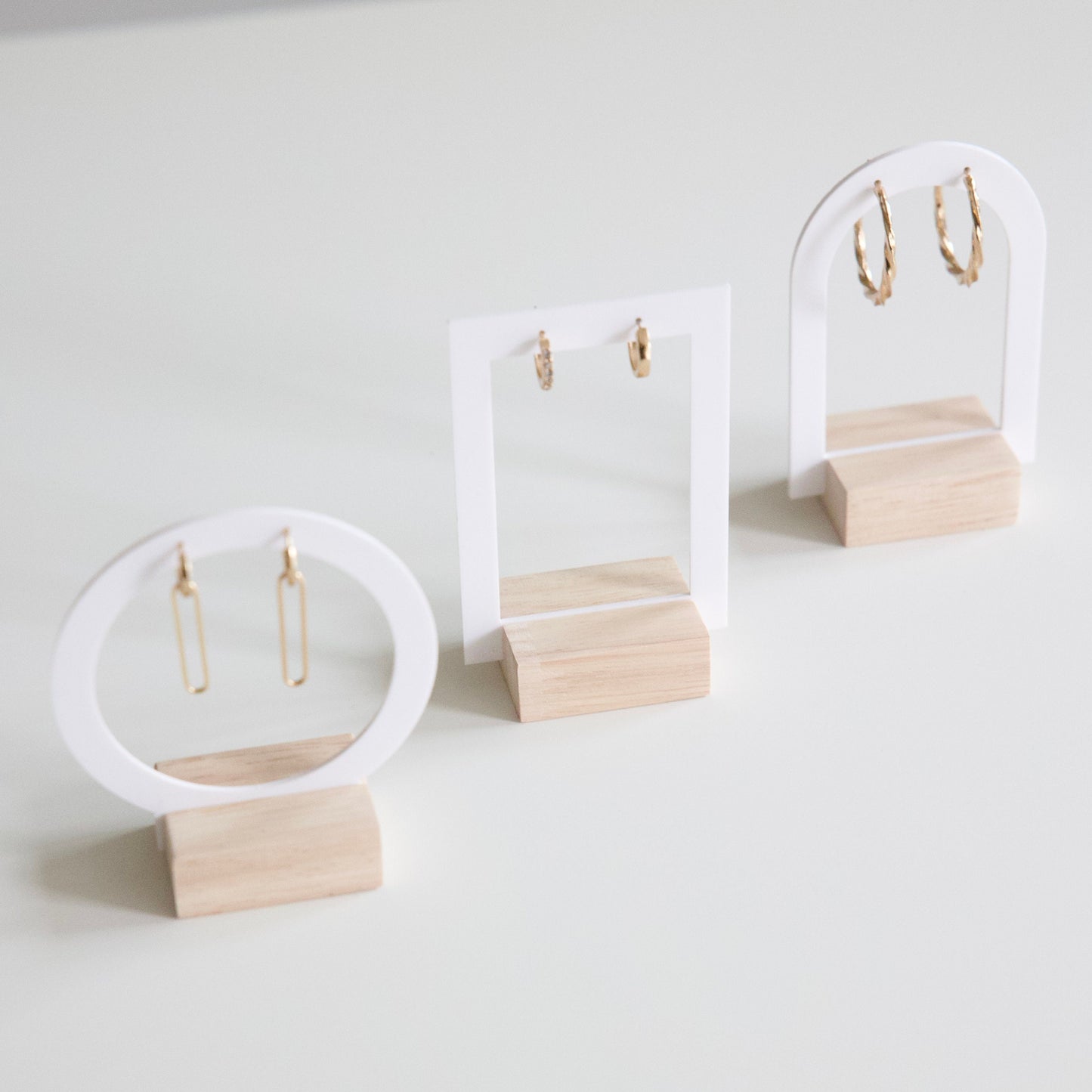 Ensemble de 3 présentoirs à boucles d'oreilles en acrylique blanc et bois - Présentoirs à bijoux pour boutiques et marques de bijoux.