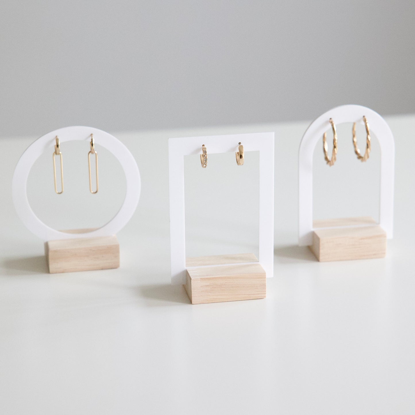 Ensemble de 3 présentoirs à boucles d'oreilles en acrylique blanc et bois - Présentoirs à bijoux pour boutiques et marques de bijoux.