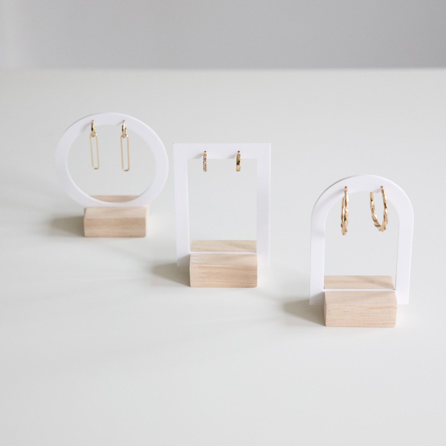 Ensemble de 3 présentoirs à boucles d'oreilles en acrylique blanc et bois - Présentoirs à bijoux pour boutiques et marques de bijoux.