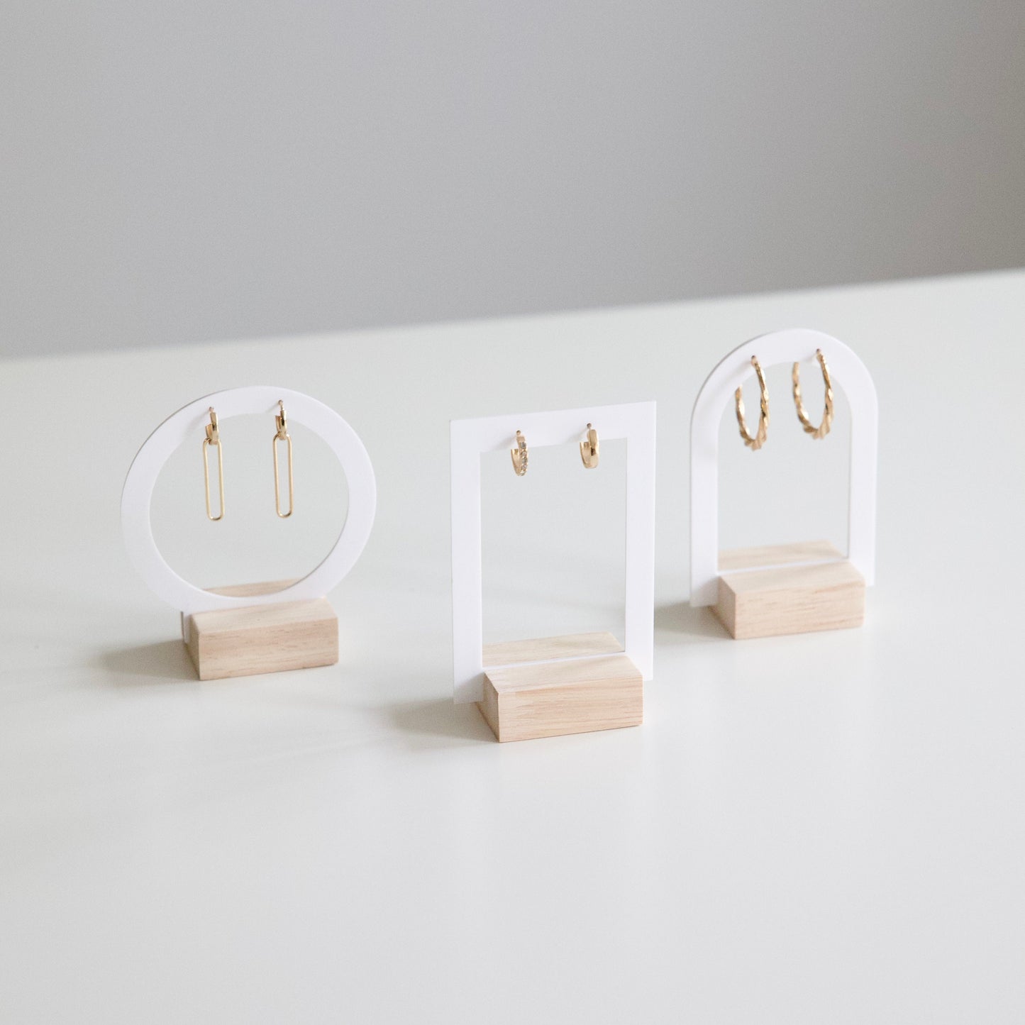 Ensemble de 3 présentoirs à boucles d'oreilles en acrylique blanc et bois - Présentoirs à bijoux pour boutiques et marques de bijoux.