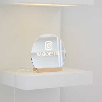 Miroir LED avec compte instagram par Makk Design