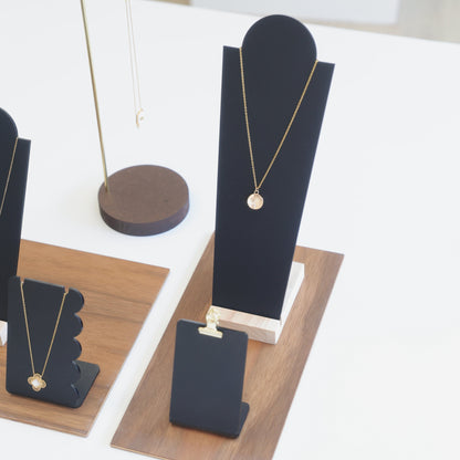portant bijoux noir