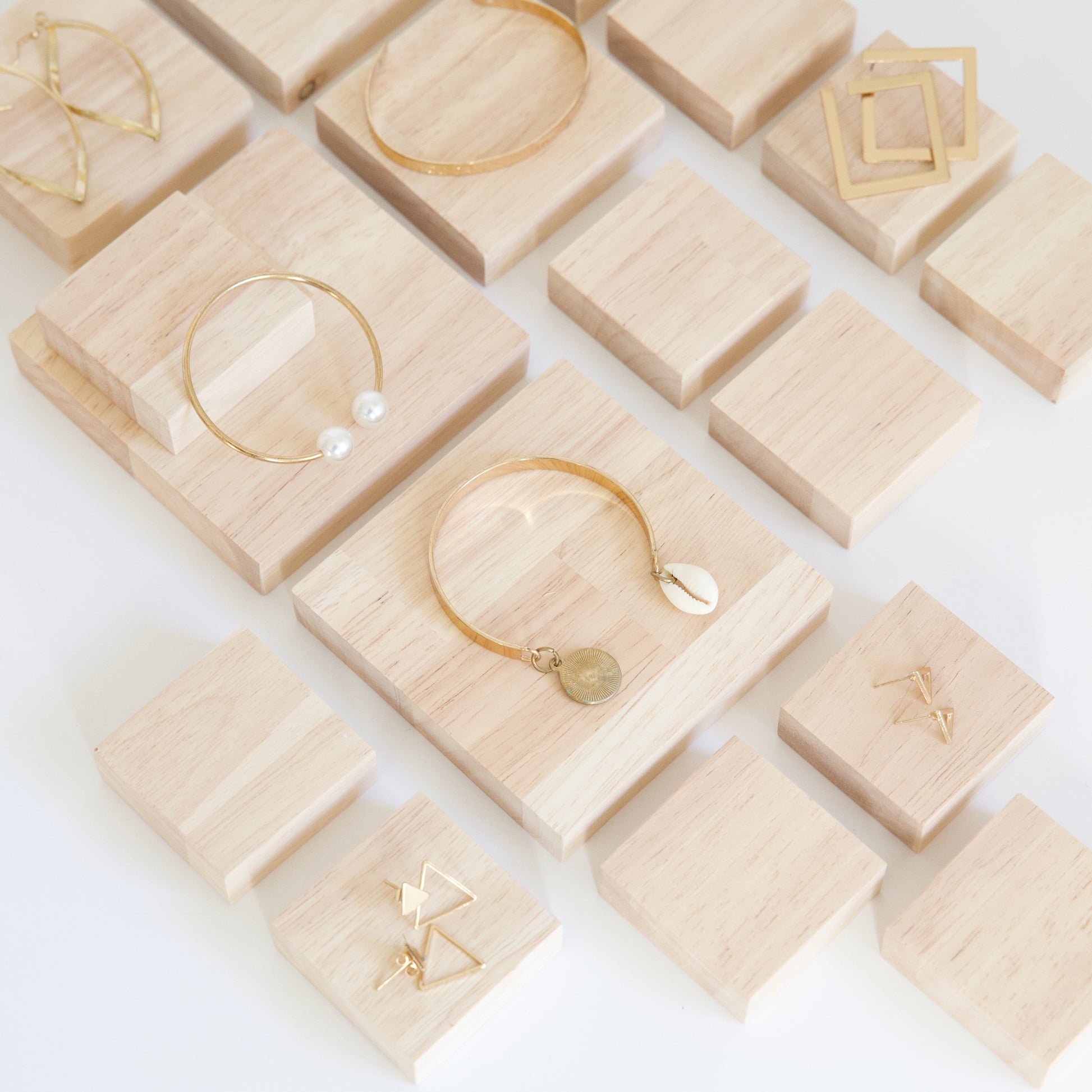 carré de bois pour présenter les bijoux 