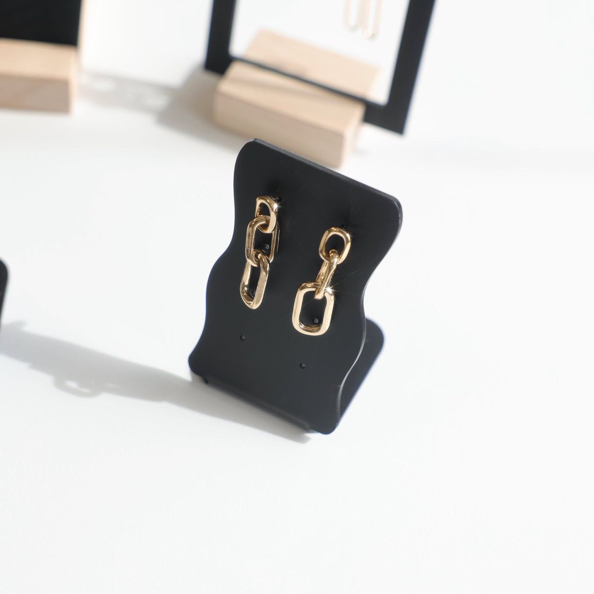 support boucles d'oreille noir 