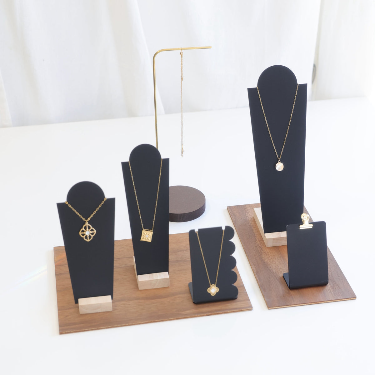 support pour bijoux en bois et noirs