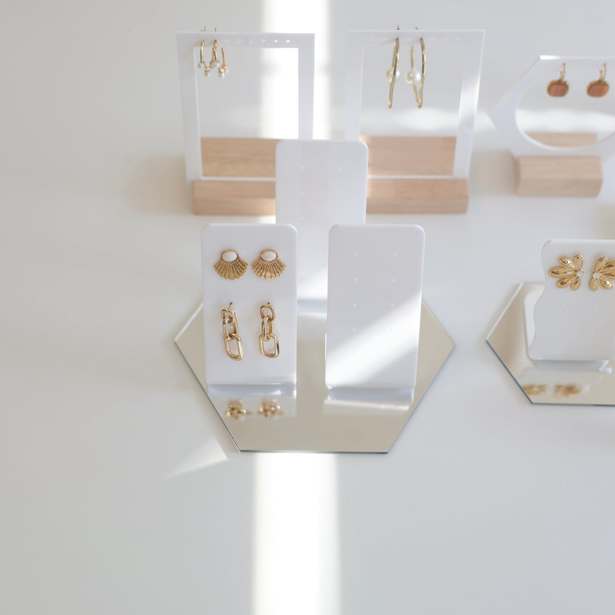 porte-bijoux posés sur une table 