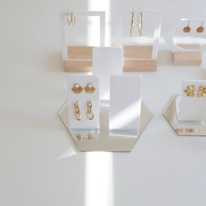 porte-bijoux posés sur une table 