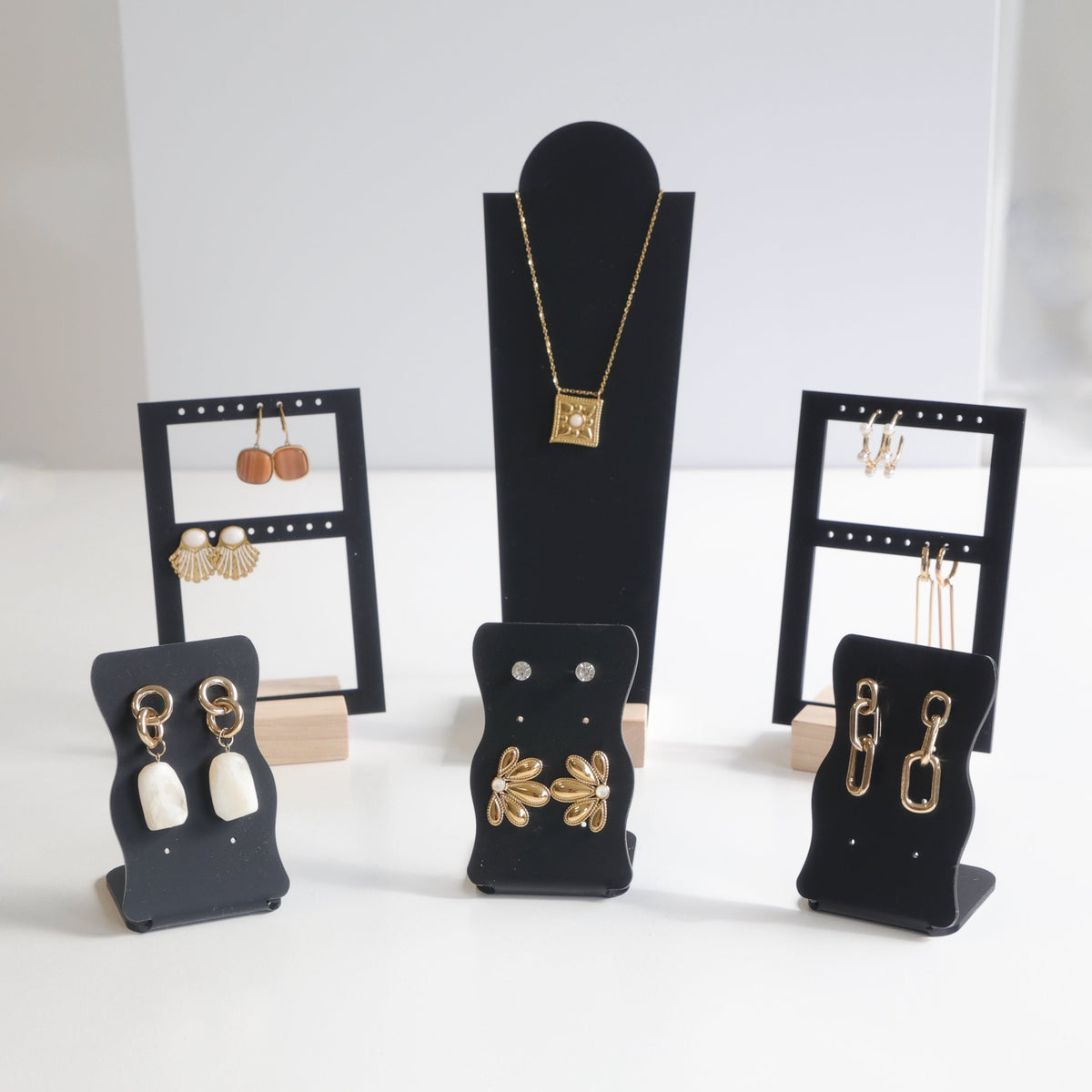 présentoir de couleur noir