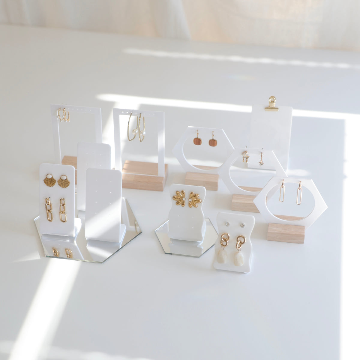 présentoirs à bijoux blanc et bois 