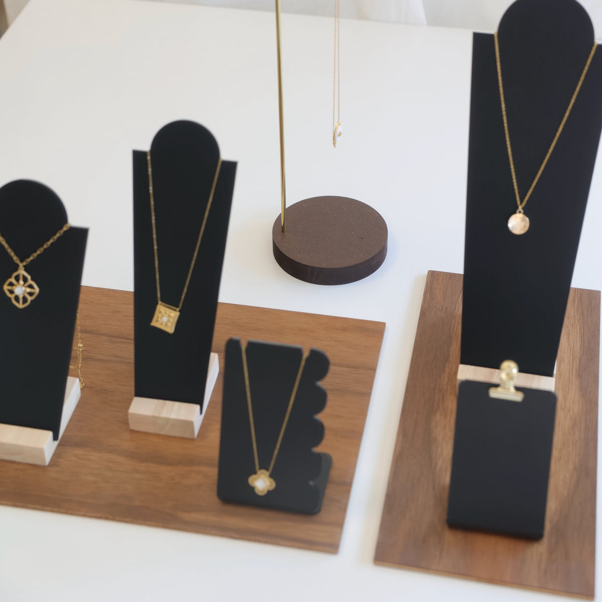 presentoir a bijoux noirs 