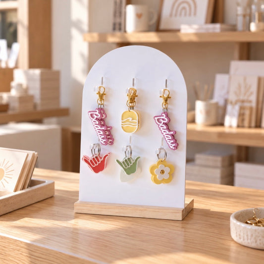support pour porte-clefs de couleur blanche sur un comptoir de magasin 