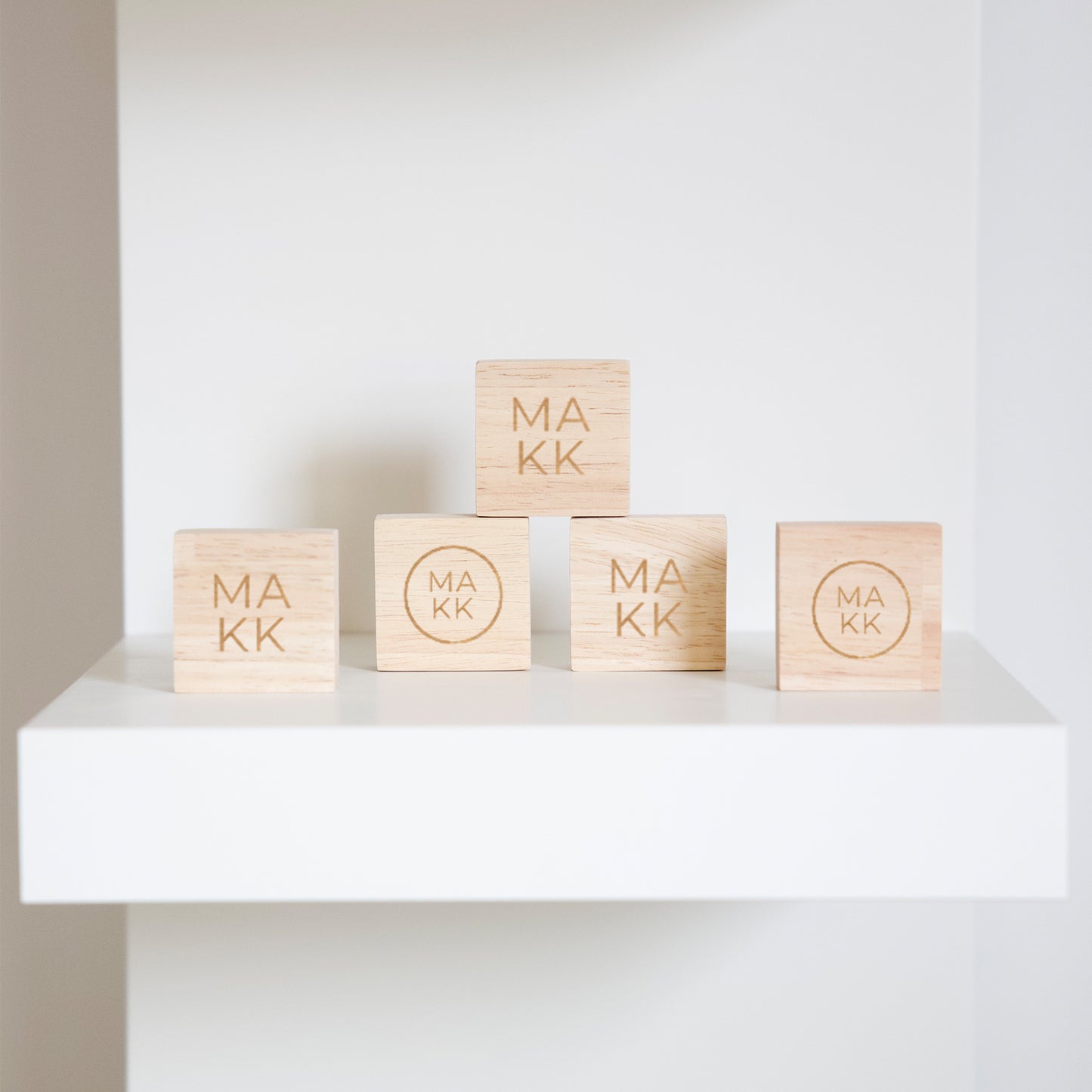 Rappel de marque personnalisé en bois avec logo par Makk Design