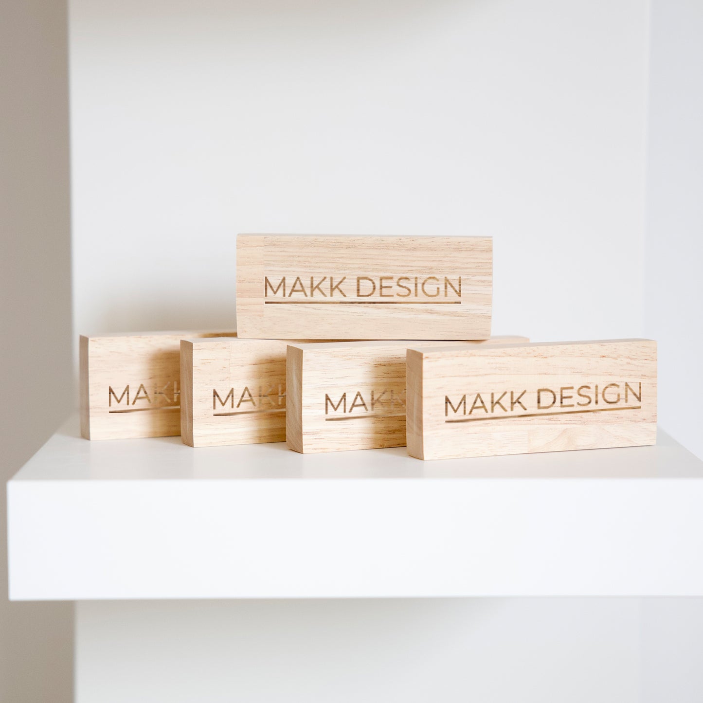 Personnalisation de blocs en bois pour marque et magasin par Makk Design