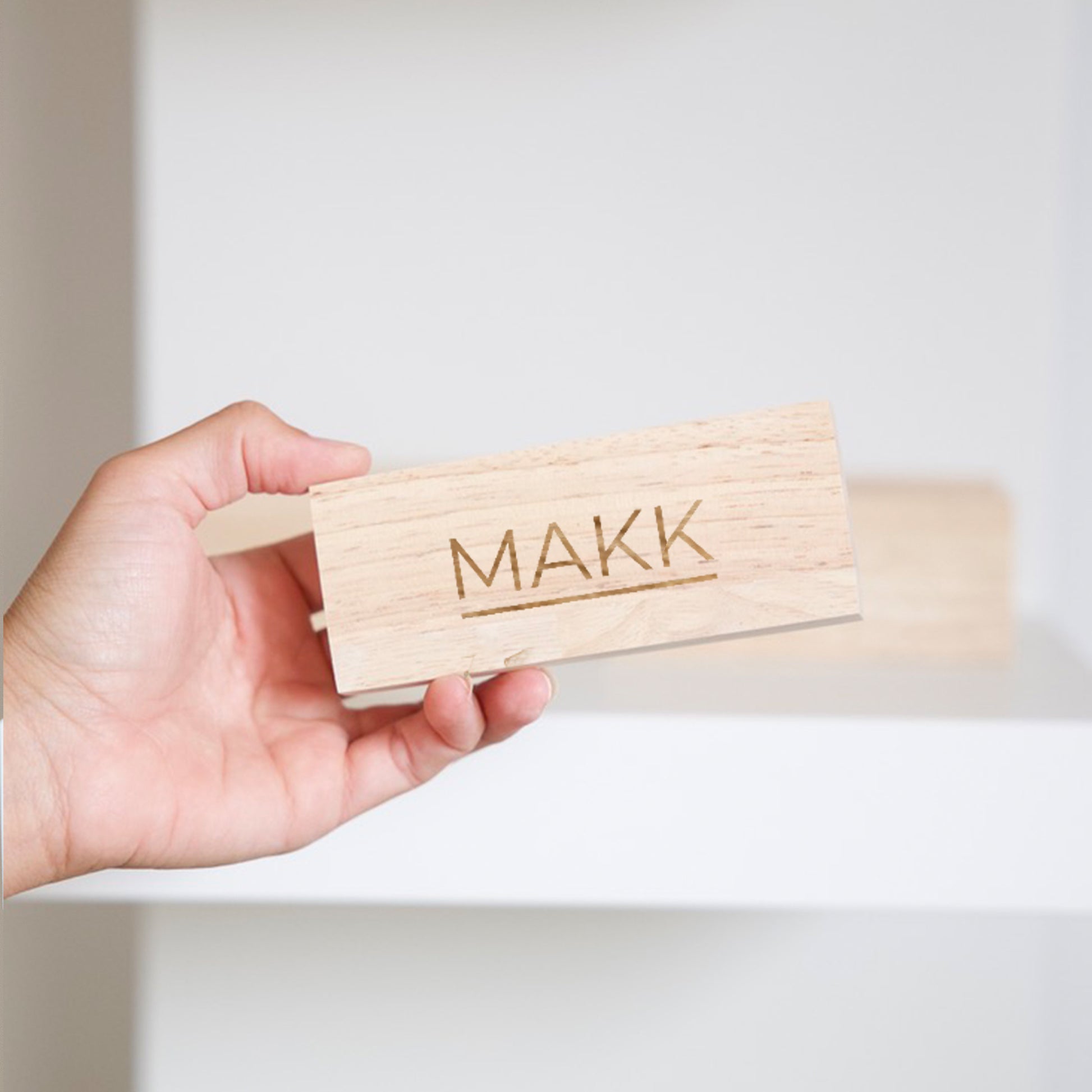 Blocs de rappel de marque en bois avec logo gravé par Makk Design