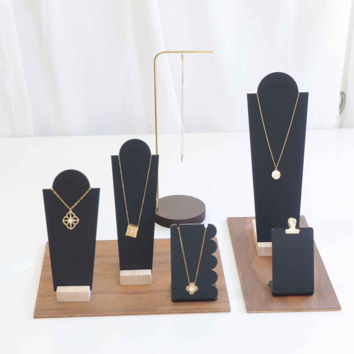 ensemble de porte-bijoux noirs 