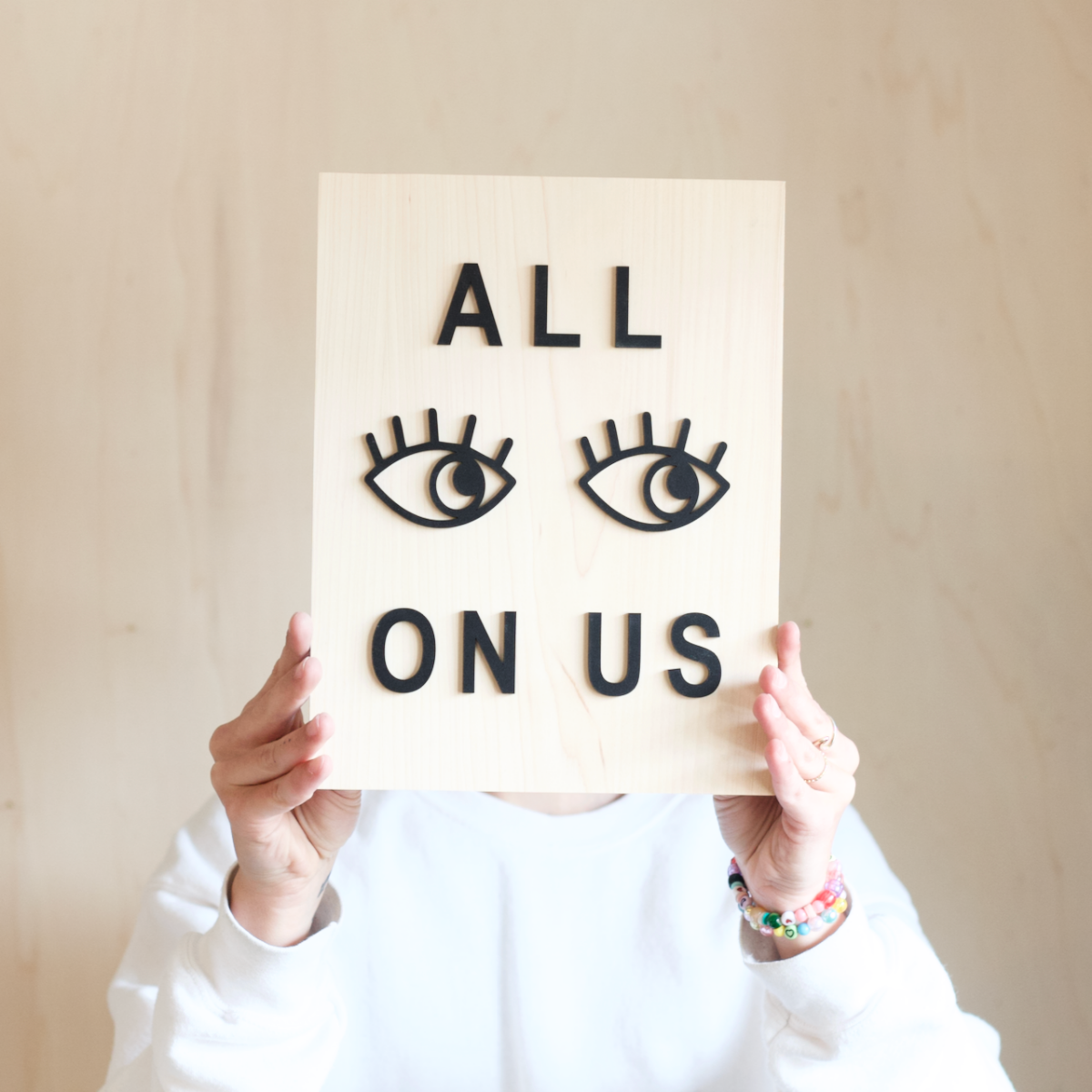 Pancarte en bois All Eyes On Us par Makk Design
