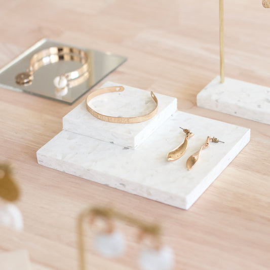 Plateau blanc en bois pour présentation des bijoux